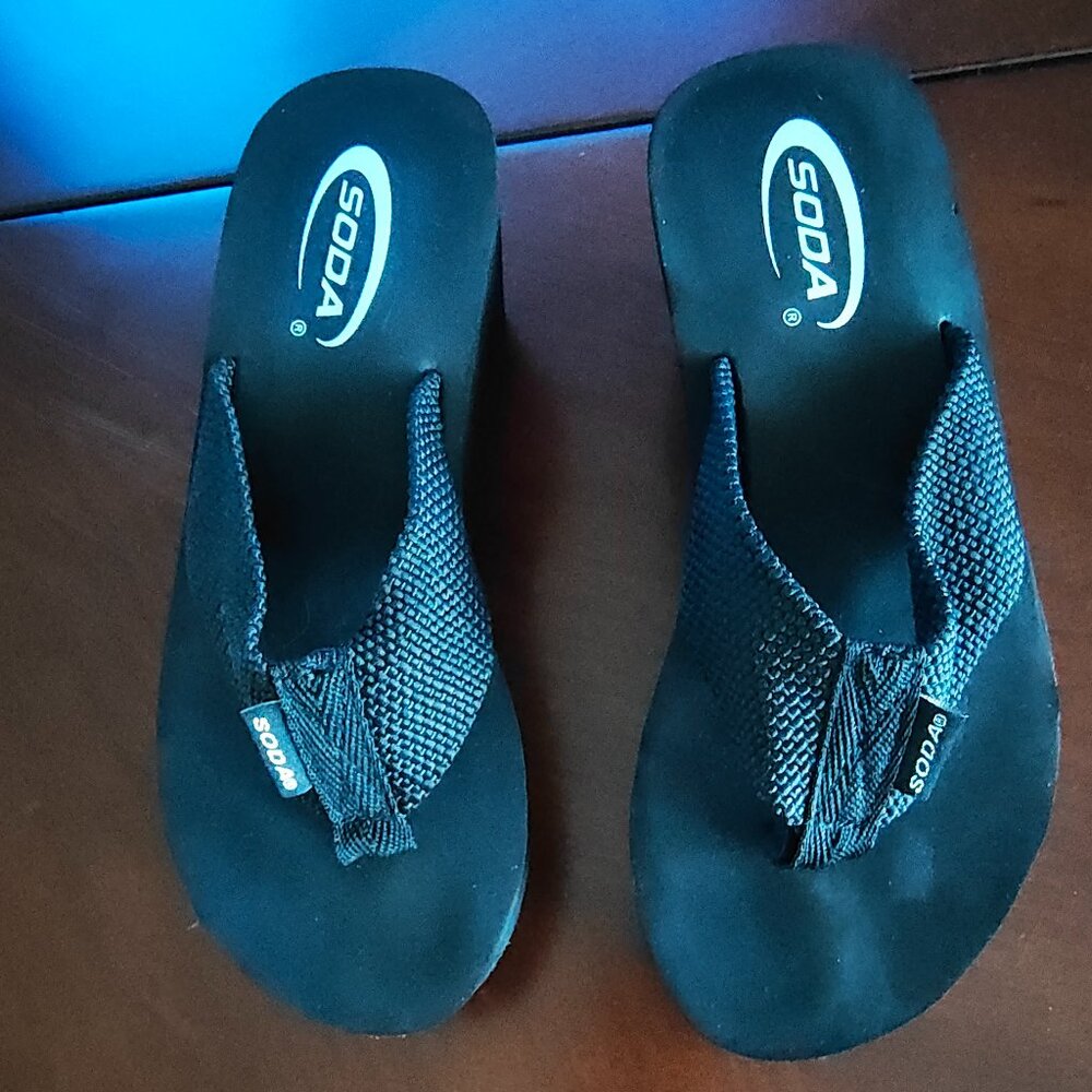 Soda Black Platform Flip Flops